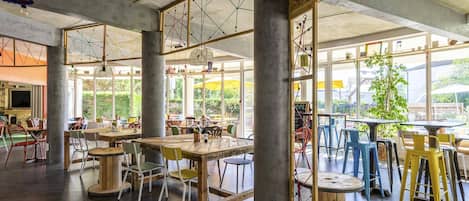 Déjeuner et dîner servis sur place