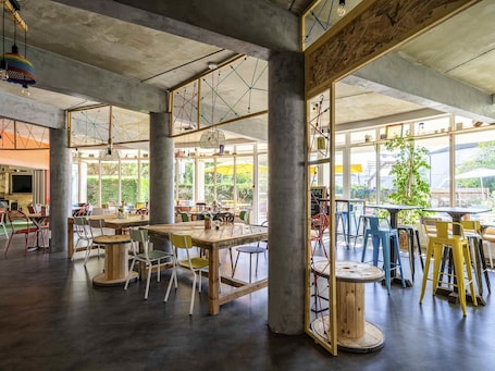 Lunch and dinner served