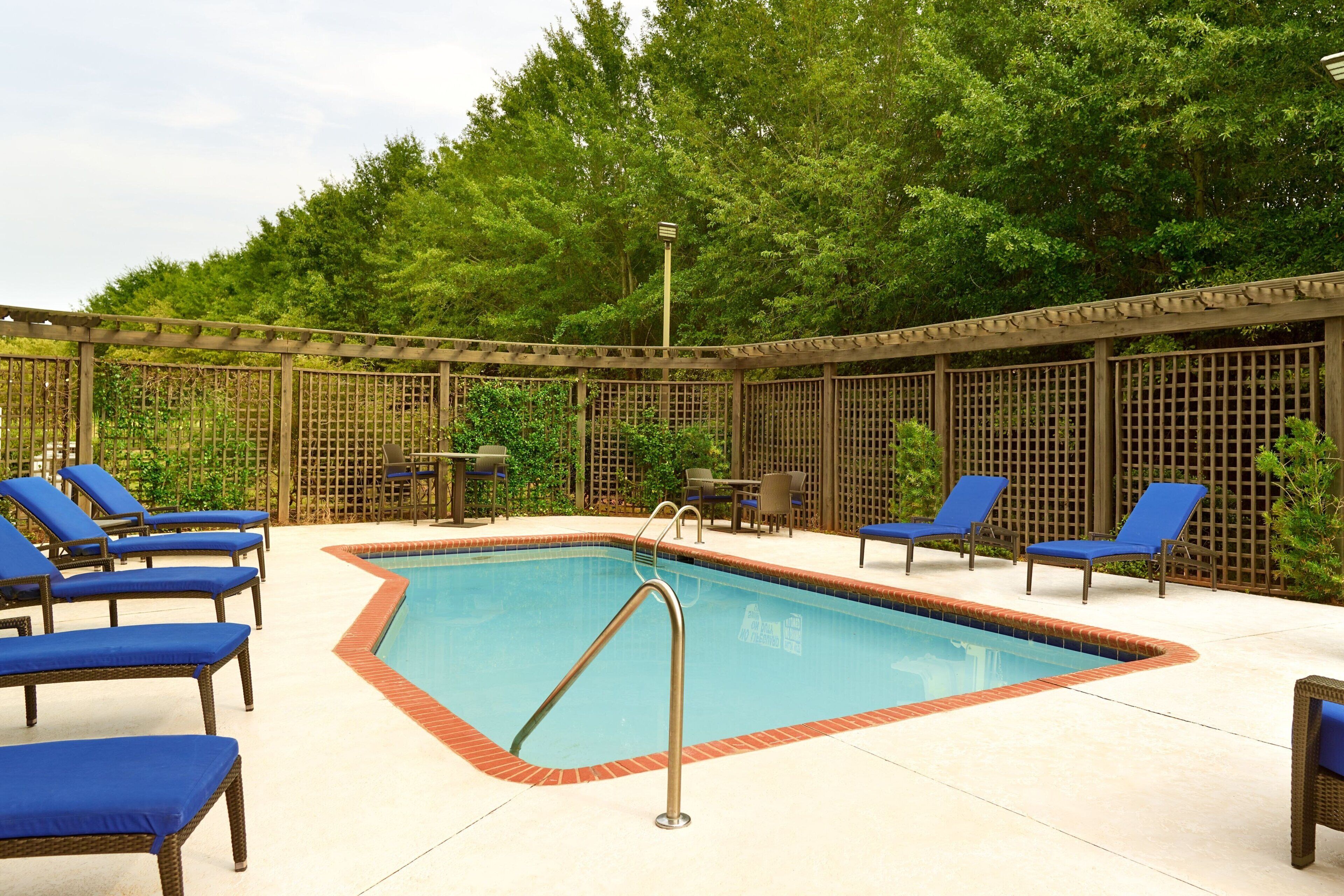 outdoor pool, open 9:00 am to 9:00 pm, pool loungers