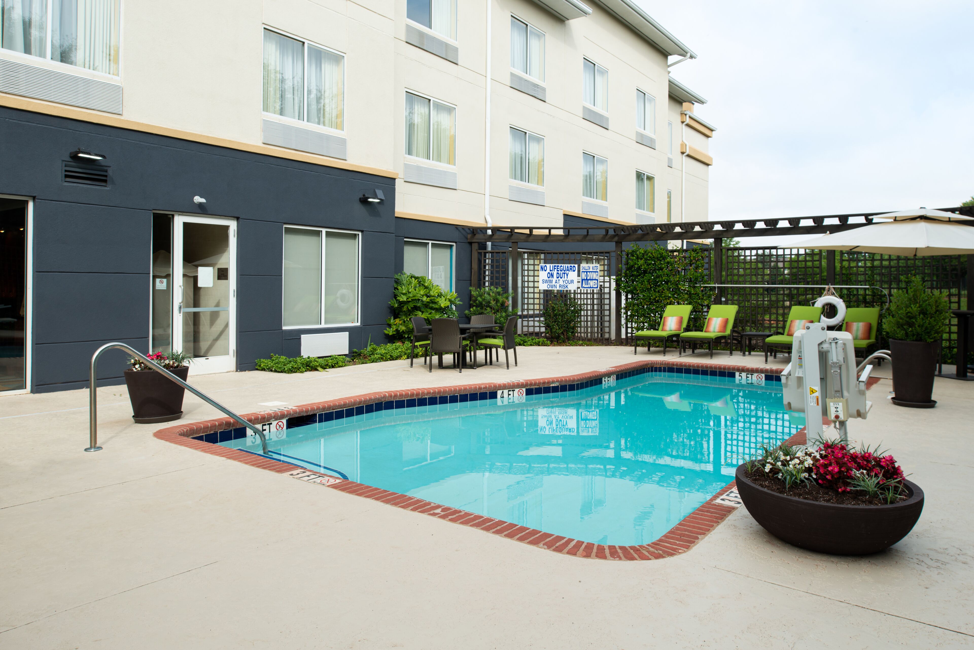 outdoor pool, open 9:00 am to 9:00 pm, pool loungers