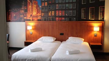 Comfort kamer, 2 eenpersoonsbedden | Hypoallergeen beddengoed, een kluis op de kamer, een bureau, gratis wifi