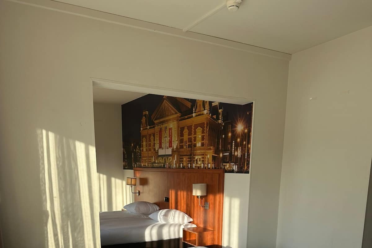 Suite Familiale, plusieurs lits | Literie hypoallergénique, coffres-forts dans les chambres, bureau