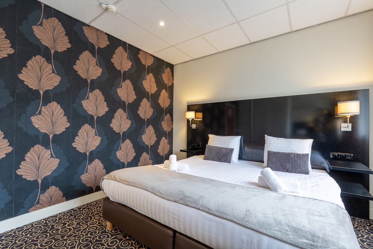 Comfort-rum - 1 dubbelsäng | Värdeförvaringsskåp på rummet, skrivbord, gratis wi-fi och sängkläder
