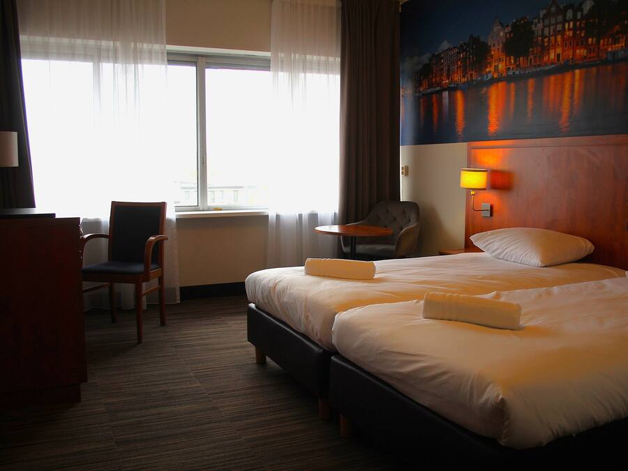 Comfort-huone, 2 yhden hengen sänkyä | Allergiatestatut vuodevaatteet, tallelokero huoneessa, työpöytä