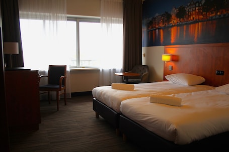 Habitación Confort, 2 camas individuales | Ropa de cama hipoalergénica, caja fuerte, escritorio y wifi gratis. Westlake Hotels Amsterdam