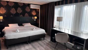 Hypo-allergenic bedding, in-room safe, desk, free WiFi