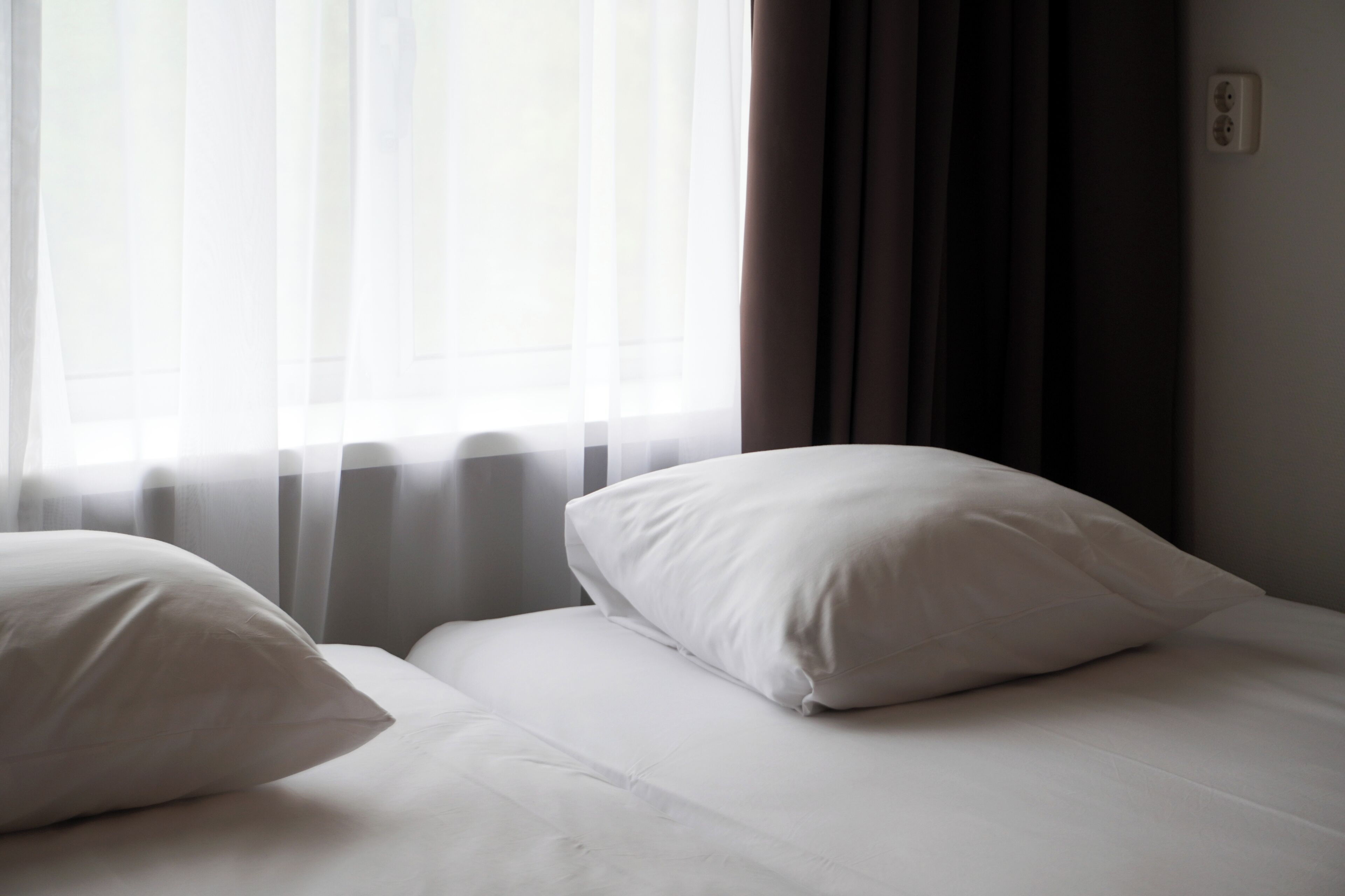 Suite familiar, varias camas | Ropa de cama hipoalergénica, caja fuerte, escritorio y wifi gratis