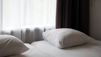 Suite familiar, varias camas | Ropa de cama hipoalergénica, caja fuerte, escritorio y wifi gratis