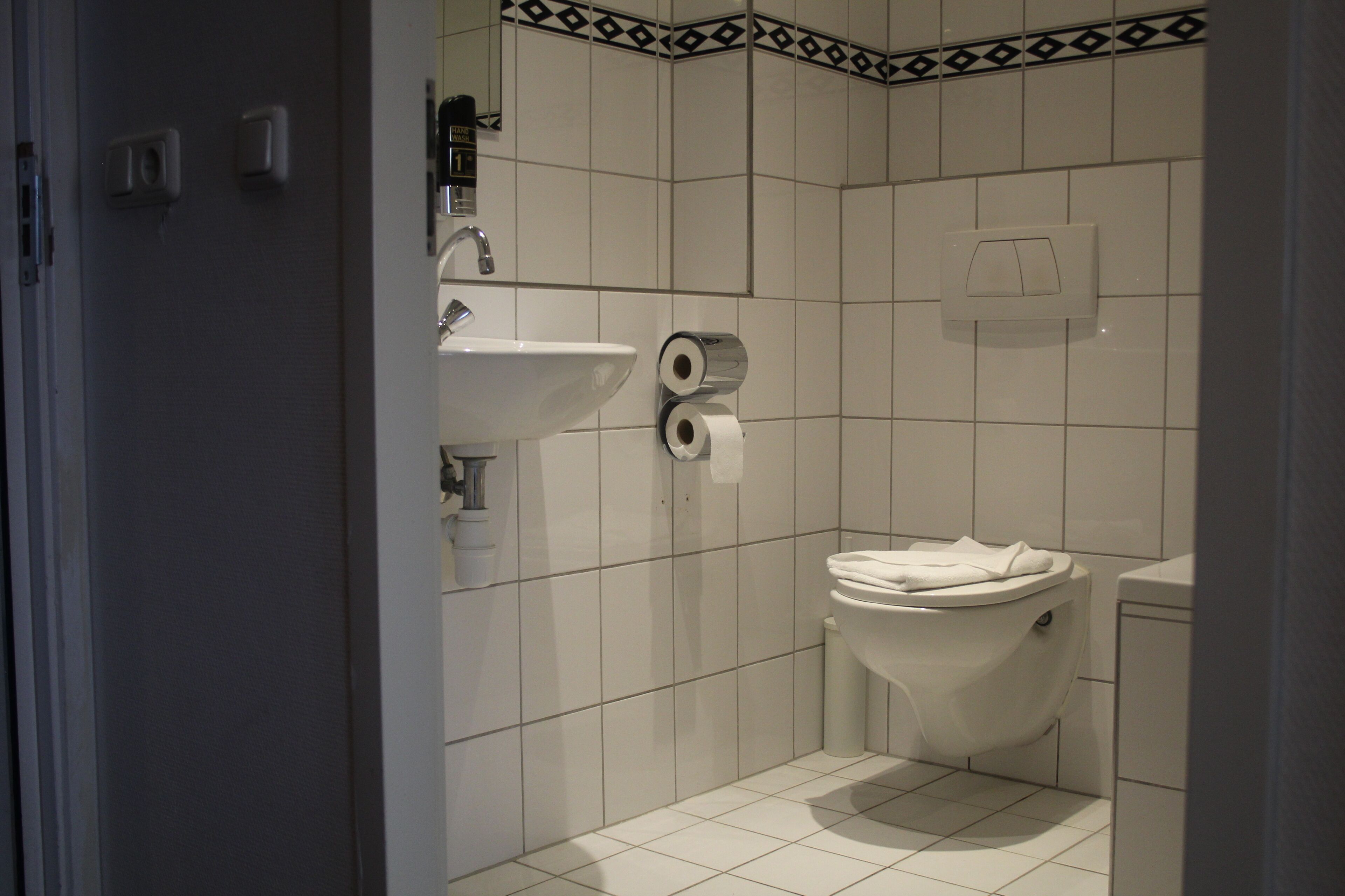 Produtos de toalete grátis, secador de cabelo, toalhas de banho 