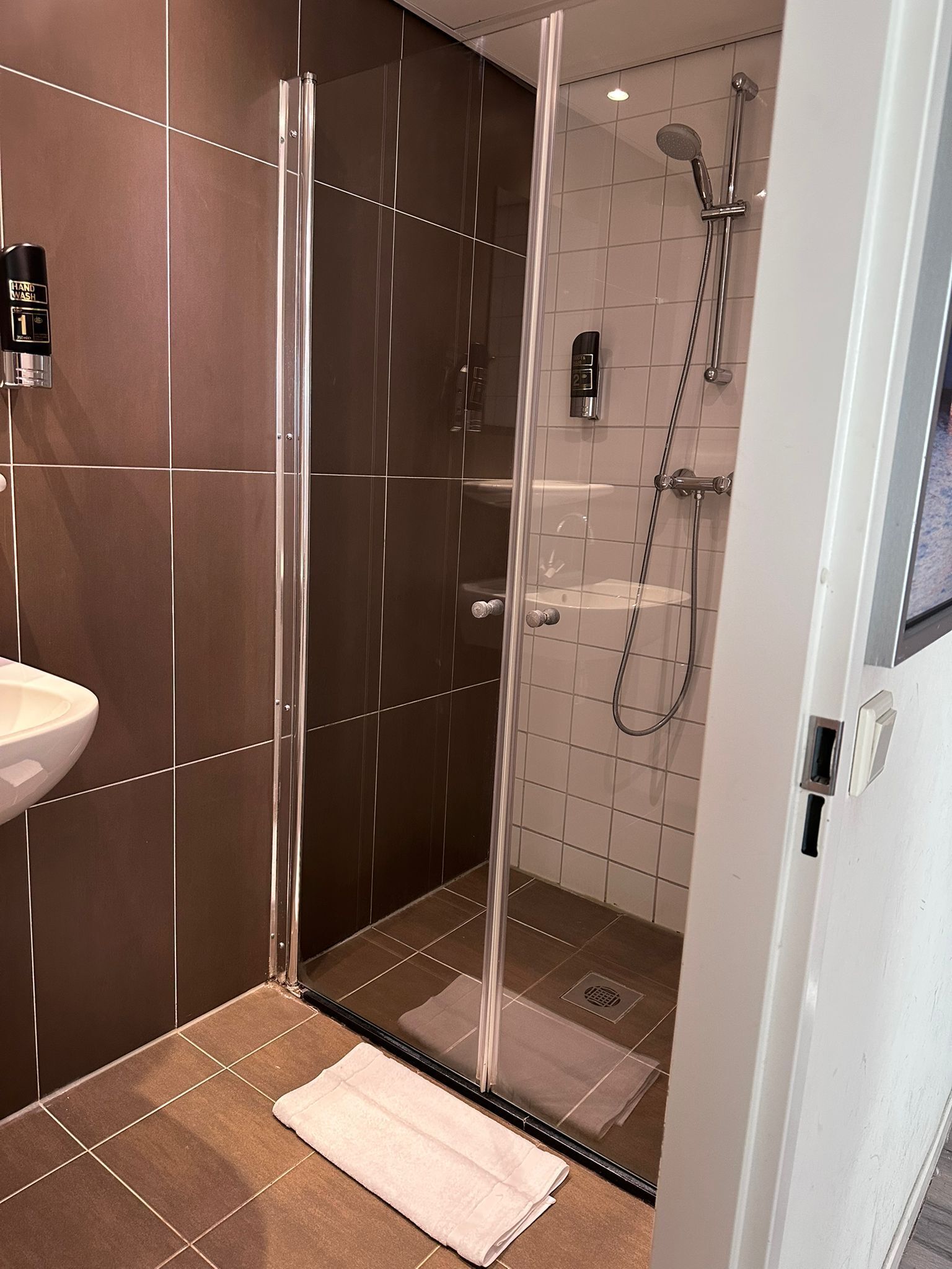 Produtos de toalete grátis, secador de cabelo, toalhas de banho 