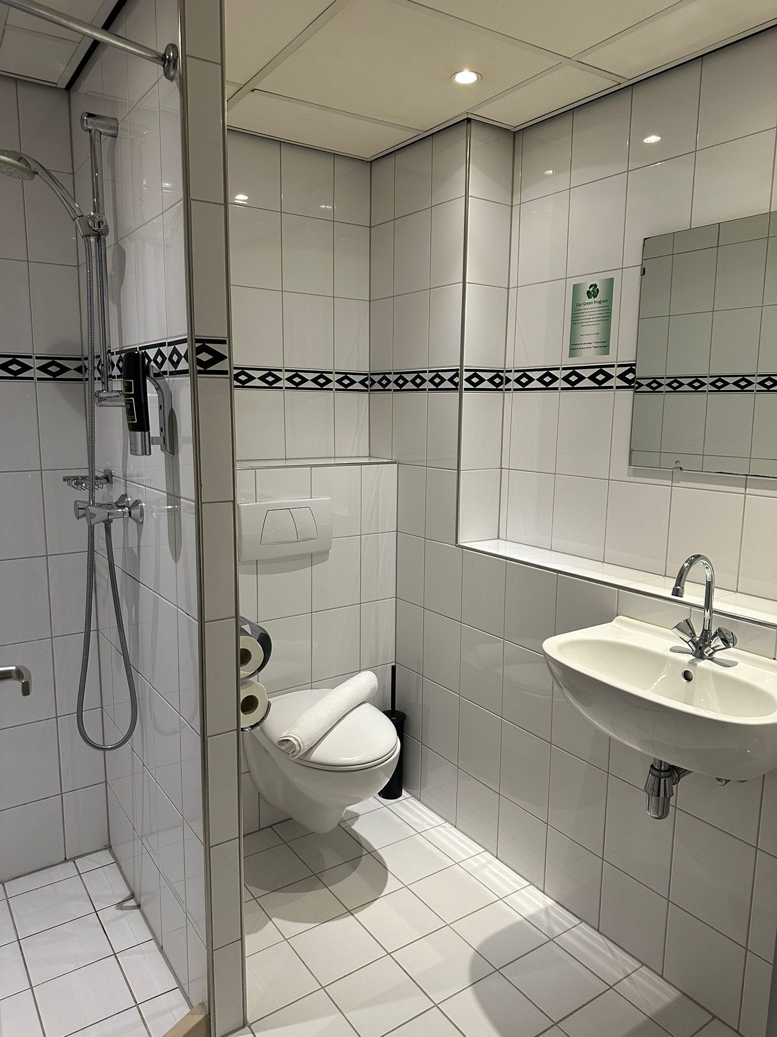 Secador de pelo, toallas, jabón y champú