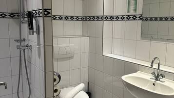 Secador de pelo, toallas, jabón y champú