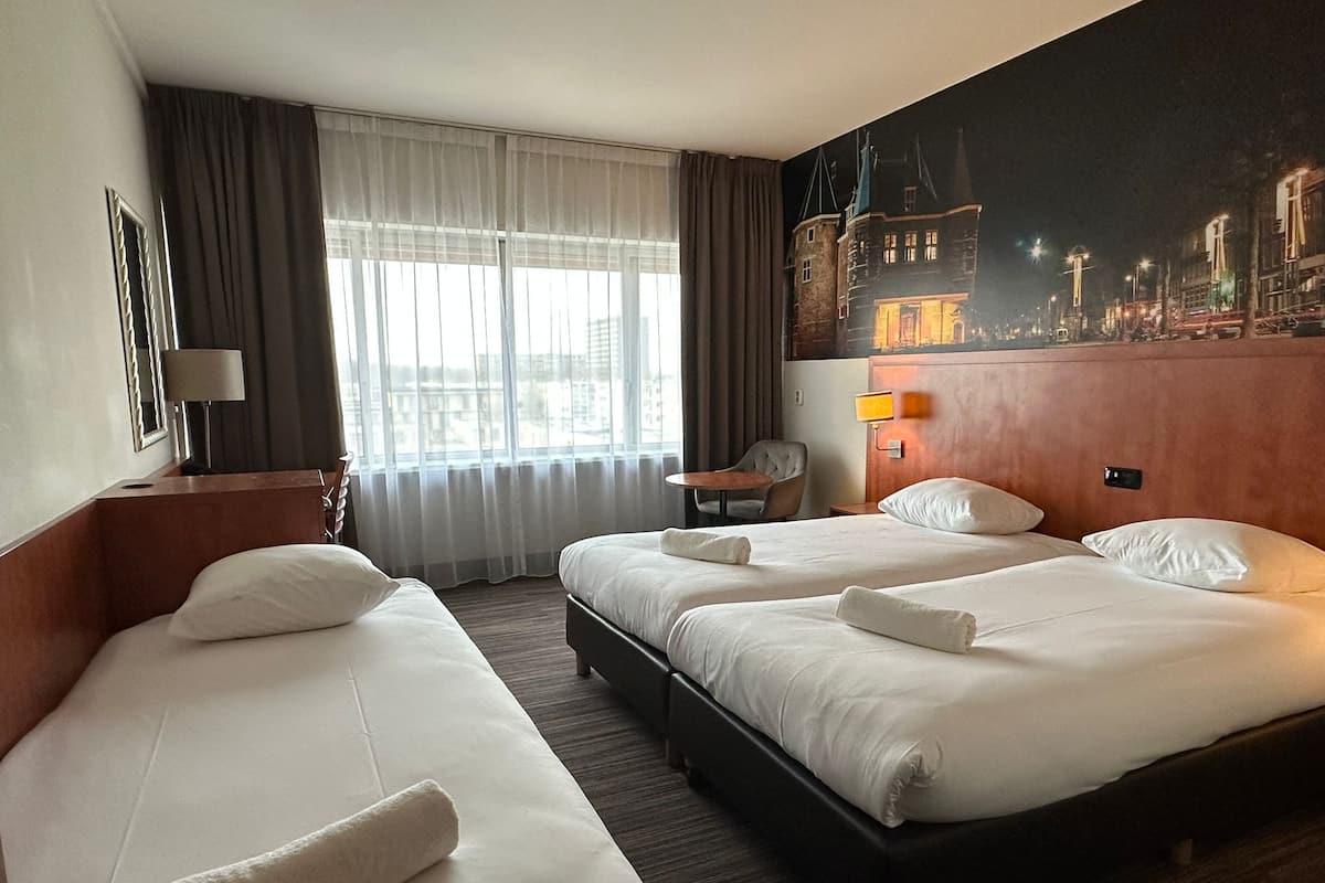 Chambre Triple | Literie hypoallergénique, coffres-forts dans les chambres, bureau