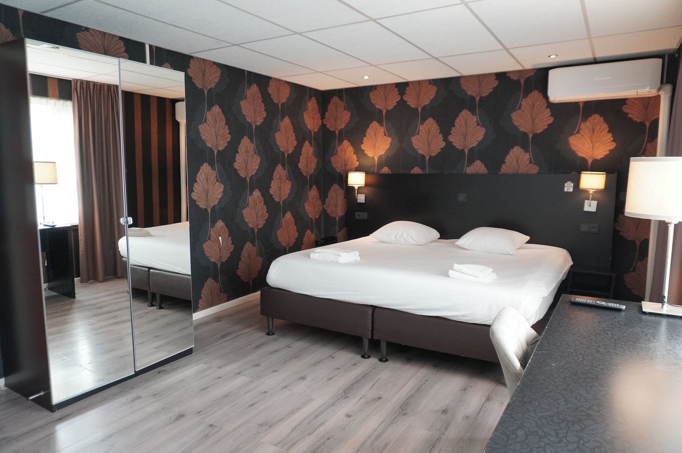 Hypo-allergenic bedding, in-room safe, desk, free WiFi