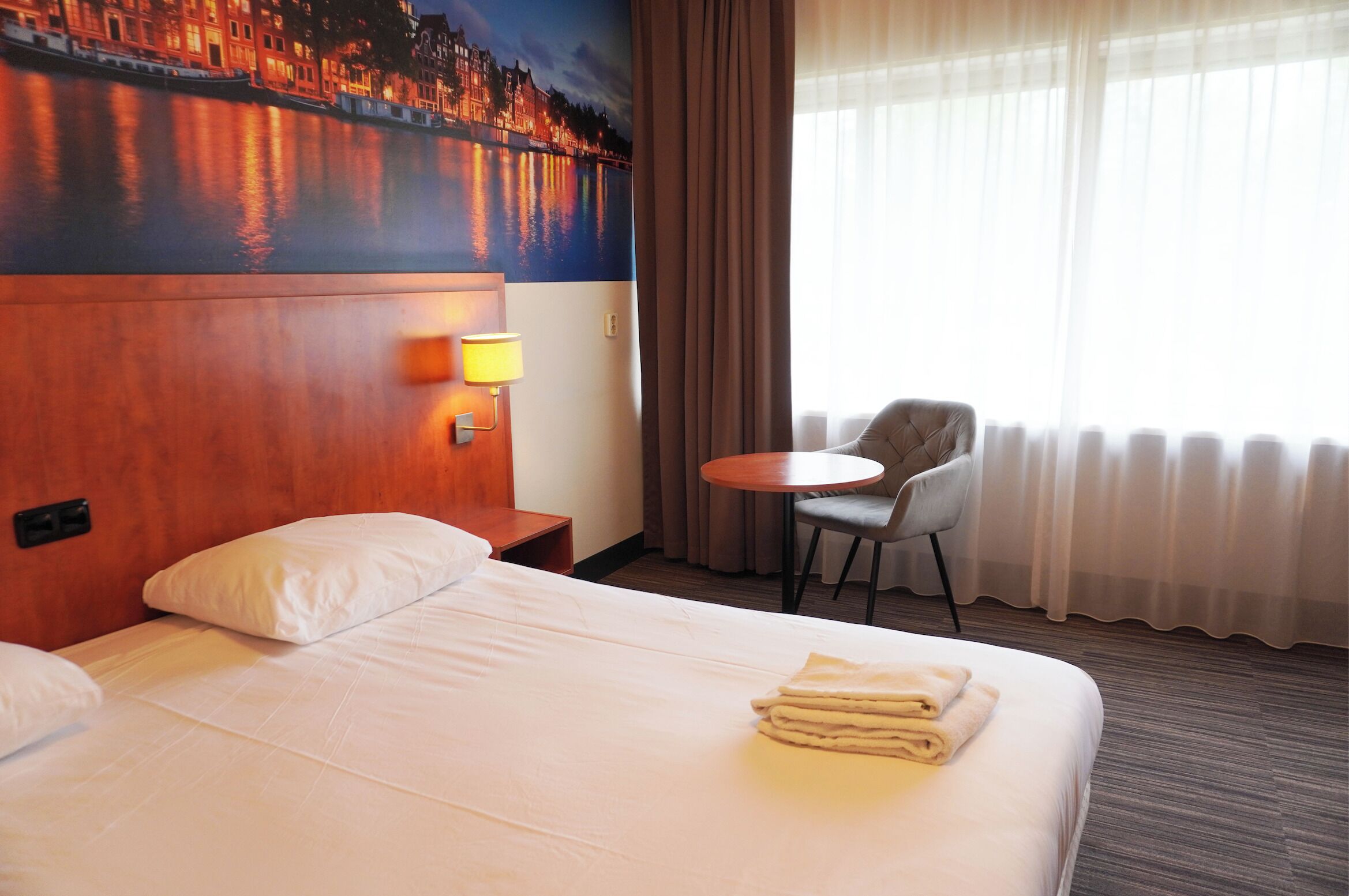 Hypo-allergenic bedding, in-room safe, desk, free WiFi