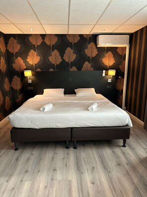 Standard Room, 1 Double Bed | Hypo-allergenic bedding, in-room safe, desk, free WiFi