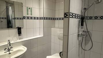 Secador de pelo, toallas, jabón y champú