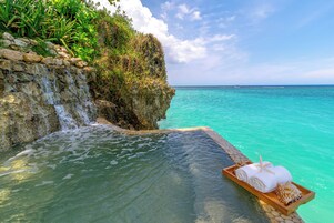 Couples treatment rooms, body treatments, hot stone massages