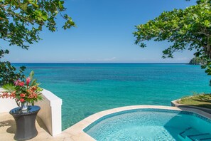 Cottage (Six) | Piscine | Piscine extérieure, parasols de plage, chaises longues