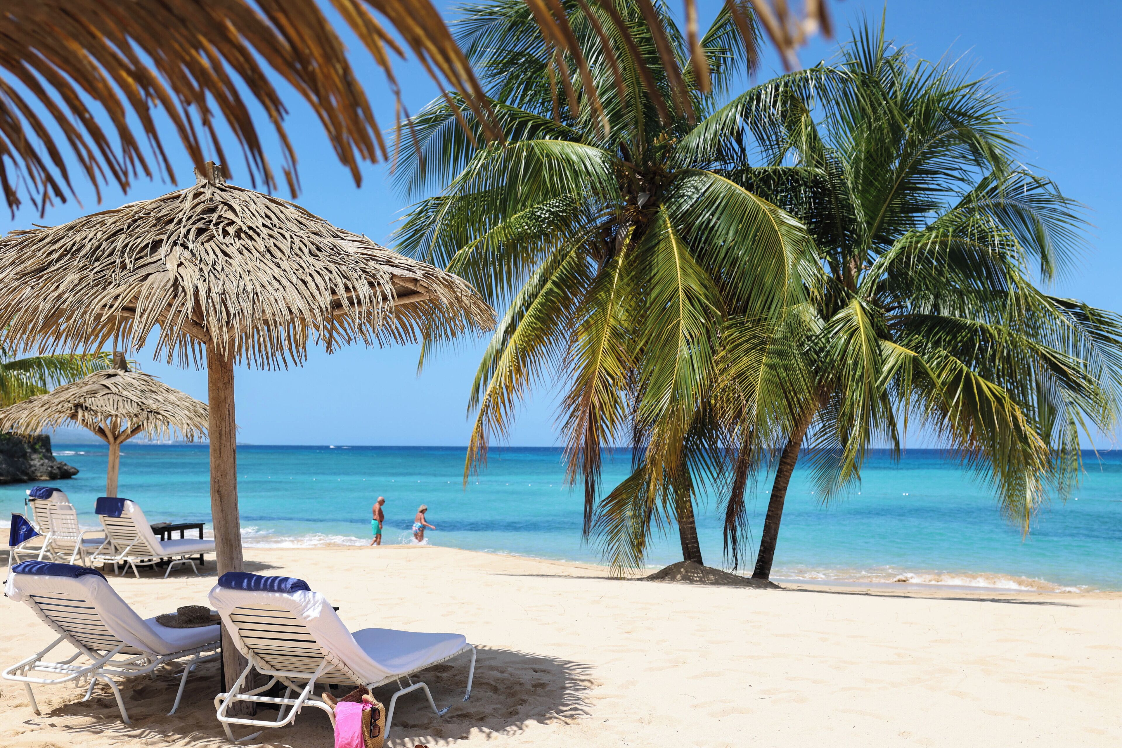 En la playa, camastros, sombrillas y toallas de playa 