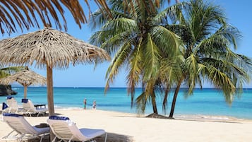 En la playa, camastros, sombrillas y toallas de playa