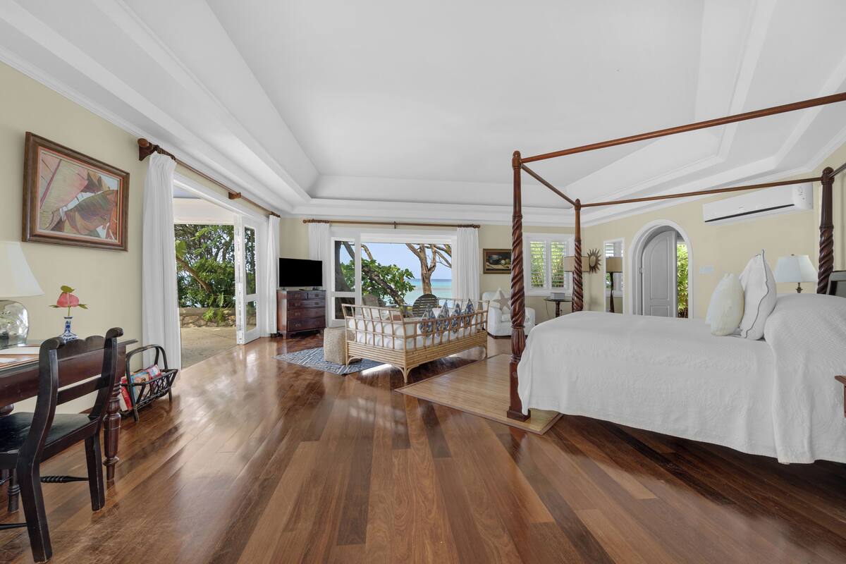 Cottage (Four) | Premium bedding, in-room safe, iron/ironing board, WiFi (free)