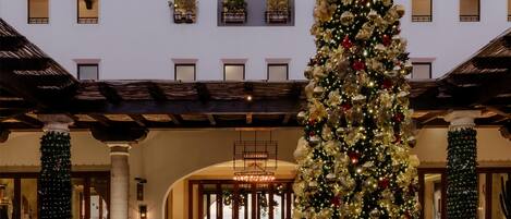Un hotel Hilton con un árbol de Navidad en el patio.