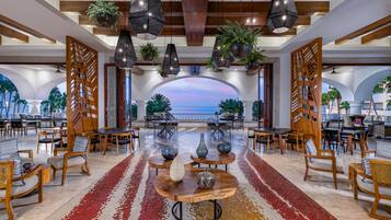 5 restaurantes; se sirven almuerzos, cenas y cocina mexicana