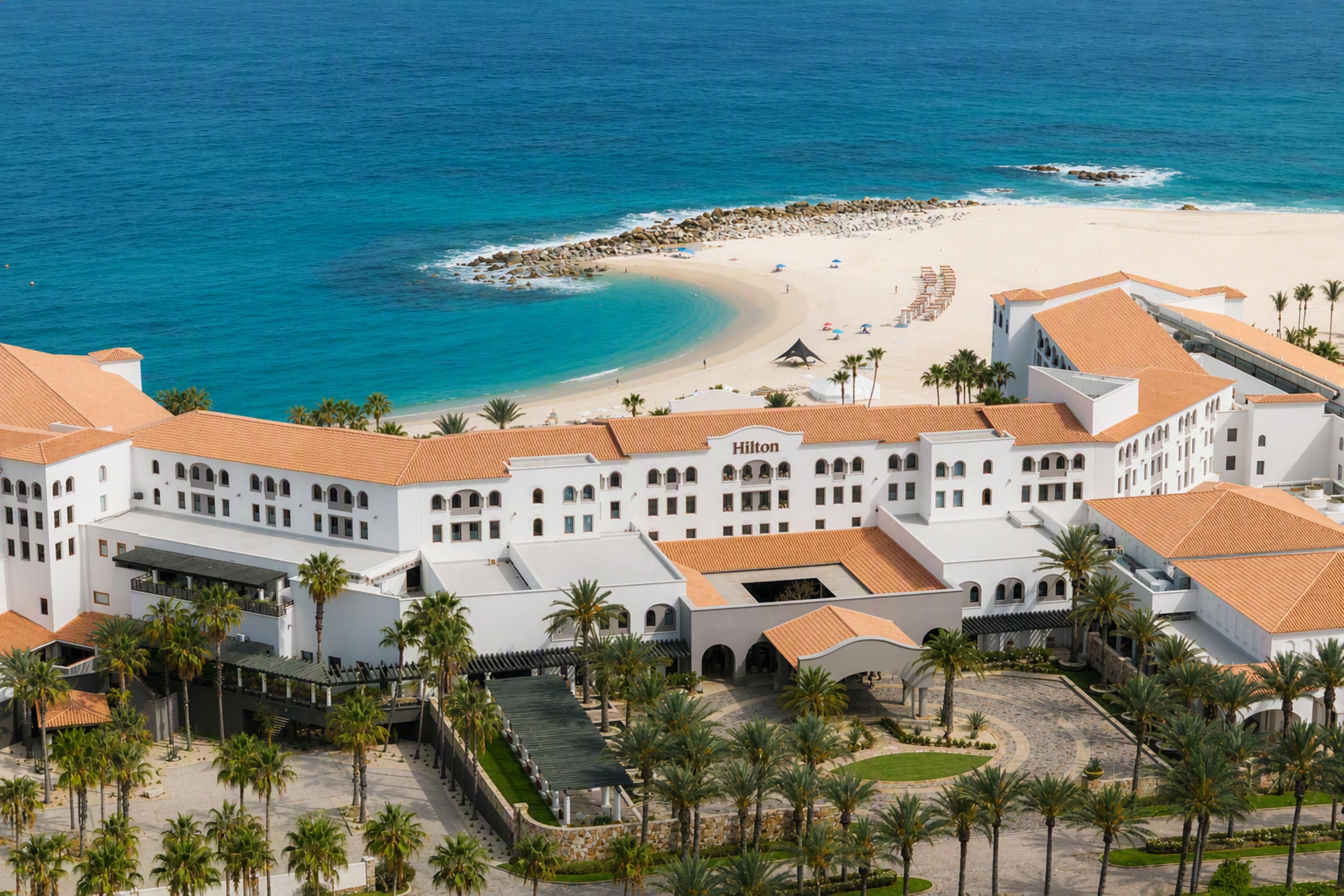 Playa privada, camastros, sombrillas y toallas de playa 