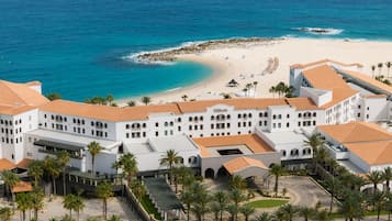 Playa privada, camastros, sombrillas y toallas de playa