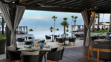 5 restaurantes, se sirven comidas, cenas y cocina mexicana