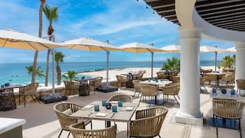 5 restaurants; lunch and dinner served