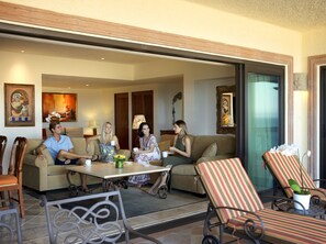 Rom – president, 2 soverom | Oppholdsområde | En 40-tommers Flatskjerm-TV med Parabol-TV samt TV og filmkjøp