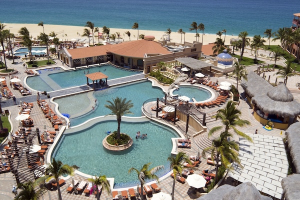 Playa privada, camastros, toallas de playa y masajes en la playa
