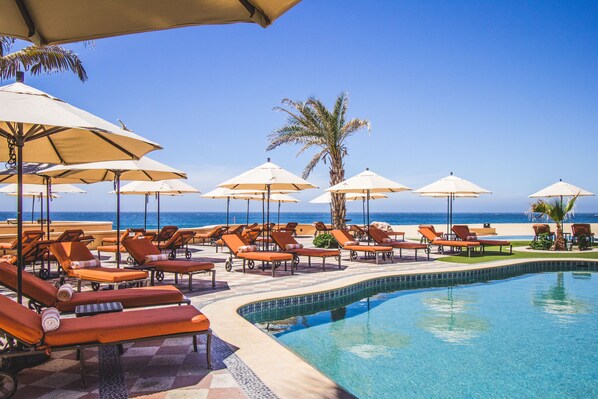 Poolside bar