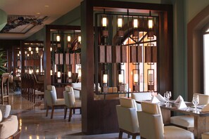 3 restaurants, servant le dîner et le souper; cuisine américaine