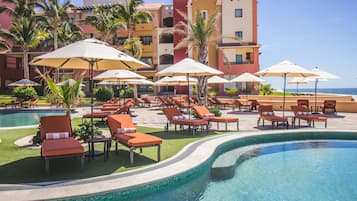 5 piscinas externas, funciona das 9h às 21h, guarda-sóis