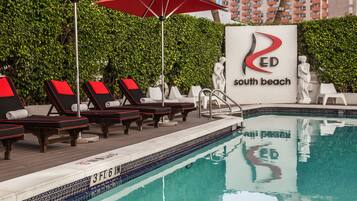 Kolam renang terbuka, kerusi lepak pantai