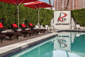 Piscine extérieure, chaises longues