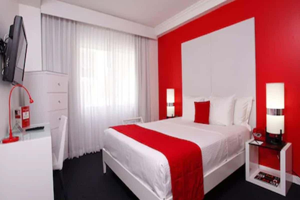 Premium bedding, pillowtop beds, in-room safe, desk