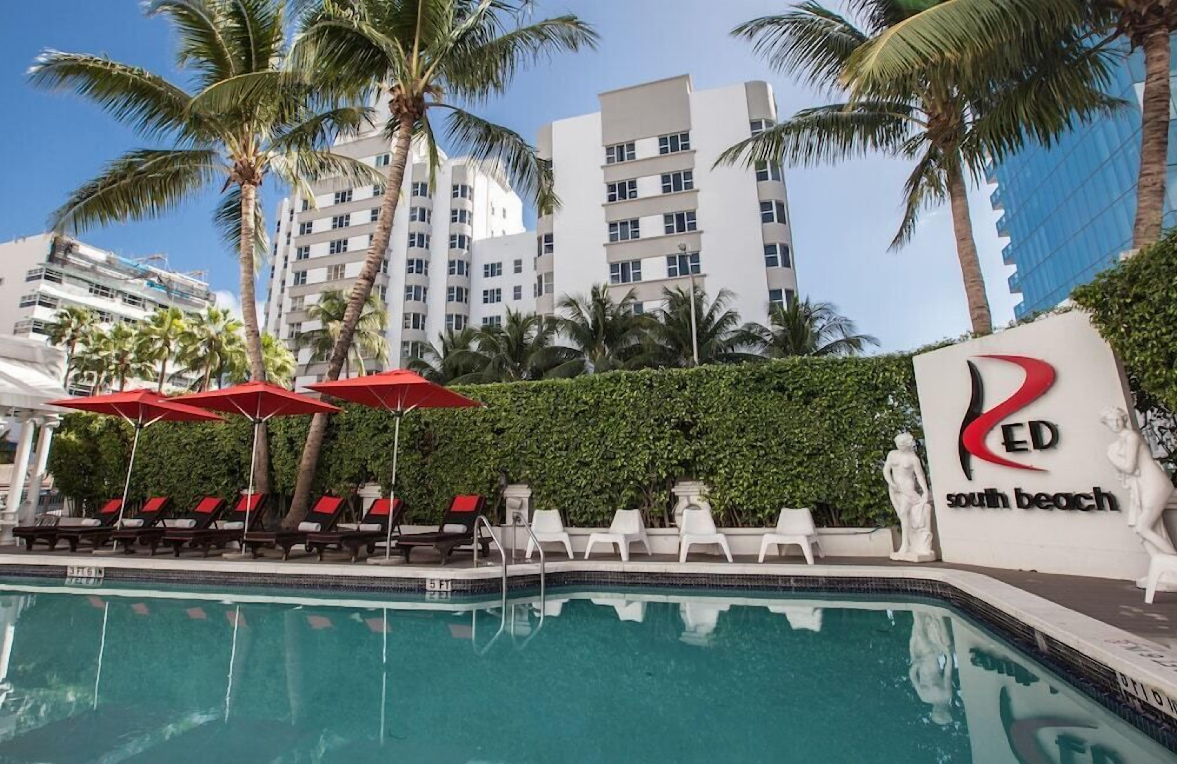 Utendørsbasseng og solsenger