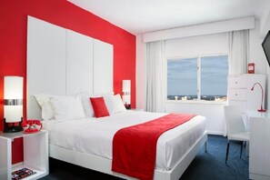 Premium bedding, pillow-top beds, in-room safe, desk - Red South Beach Hotel (Miami Beach)