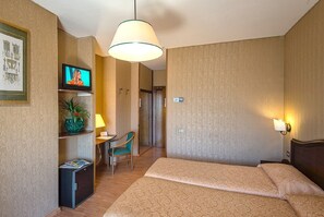 Classic-Zimmer, Balkon, Gartenblick | Wohnbereich | Fernseher