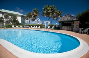 Piscine extérieure, chaises longues