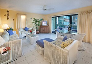 Suite mit 2 Schlafzimmern (with 2 baths) | Wohnbereich | 32-Zoll-Flachbildfernseher mit Satellitenempfang, Fernseher, DVD-Player