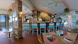 酒吧（店内）