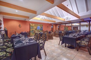 3 restaurantes; se sirve desayuno, almuerzo y cena; cocina internacional