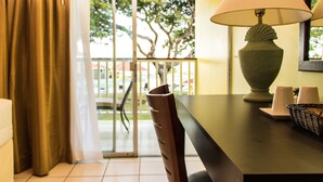 Premium bedding, in-room safe, desk, blackout drapes