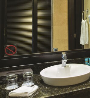 Ducha, artículos de tocador gratuitos, secador de pelo, toallas