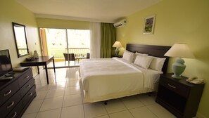 Luxe beddengoed, een kluis op de kamer, een bureau